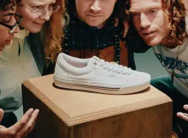 Pessoas observam ténis As novas sapatilhas Vans Skate Era Stub by Dime branco em pedestal.