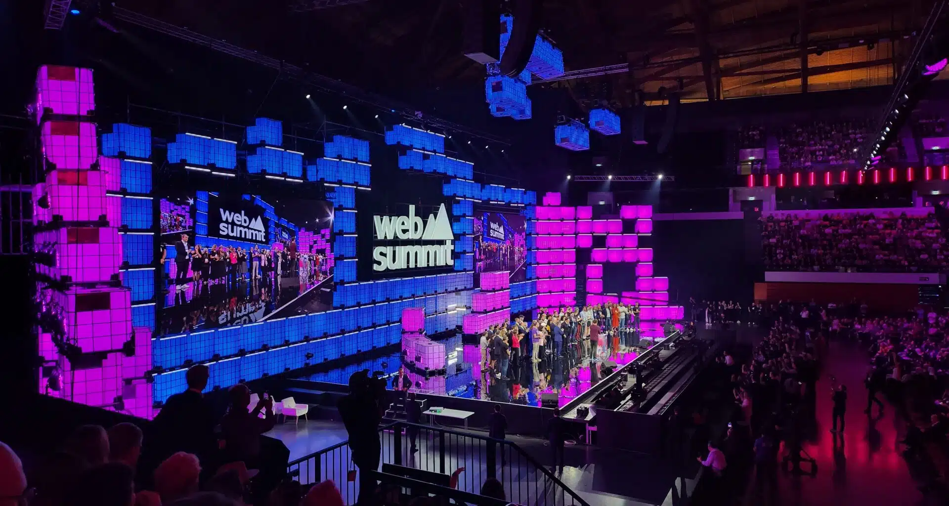 Palco iluminado no evento Web Summit, conferência tecnologia.