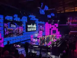 Palco iluminado no evento Web Summit, conferência tecnologia.