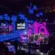 Palco iluminado no evento Web Summit, conferência tecnologia.