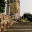 Blogger Joao Rico do blog Mercado do Homem a descer escadas em nos Jardines del Alcázar de los Reyes Cristianos em Córdoba