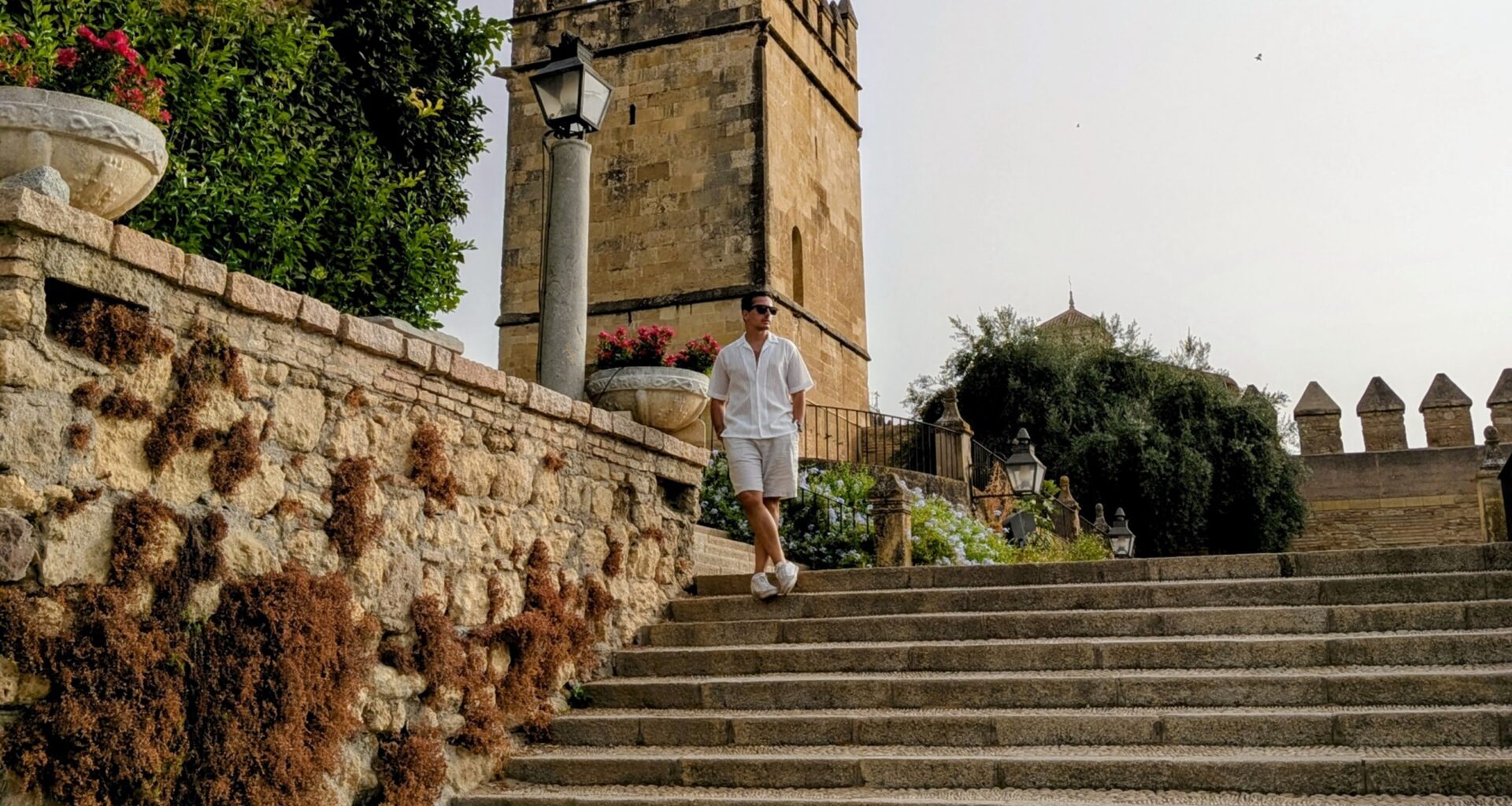 Blogger Joao Rico do blog Mercado do Homem a descer escadas em nos Jardines del Alcázar de los Reyes Cristianos em Córdoba