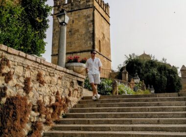 Blogger Joao Rico do blog Mercado do Homem a descer escadas em nos Jardines del Alcázar de los Reyes Cristianos em Córdoba
