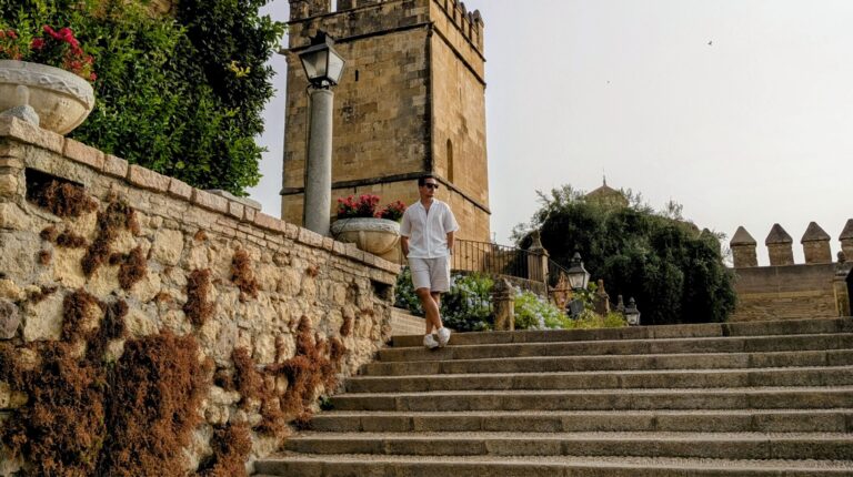 Blogger Joao Rico do blog Mercado do Homem a descer escadas em nos Jardines del Alcázar de los Reyes Cristianos em Córdoba
