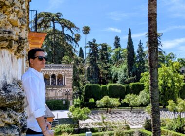 Homem de óculos de sol em jardim histórico