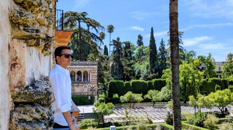 Homem de óculos de sol em jardim histórico