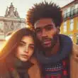 imagem de casal de namorados jovem, interracial, num passeio por lisboa, no inverno, com roupas quentes mas coloridas Gerado com IA ∙ 4 de janeiro de 2024 às 1:54 da tarde