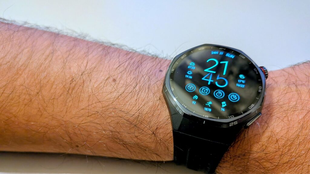Huawei Watch GT6 Pro no pulso com mostrador digital.