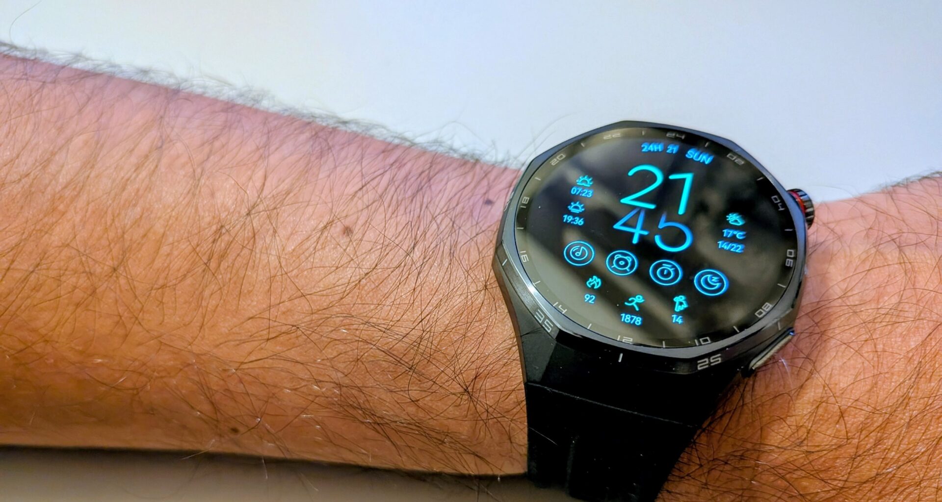 Huawei Watch GT6 Pro no pulso com mostrador digital.