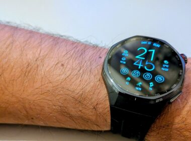 Huawei Watch GT6 Pro no pulso com mostrador digital.