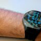 Huawei Watch GT6 Pro no pulso com mostrador digital.