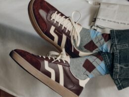 Sapatilhas GANT castanhas e meias coloridas em padrão argyle.