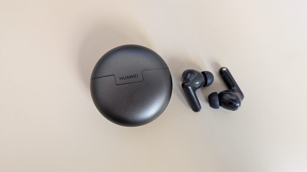 Auriculares Huawei com estojo de carregamento cinzento escuro.