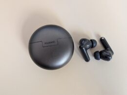 Auriculares Huawei com estojo de carregamento cinzento escuro.