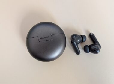 Auriculares Huawei com estojo de carregamento cinzento escuro.
