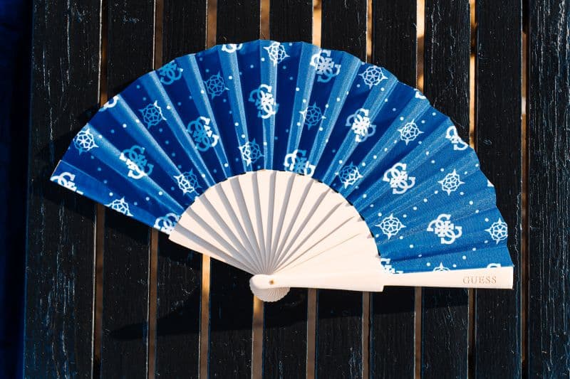 Leque azul e branco com padrão náutico.