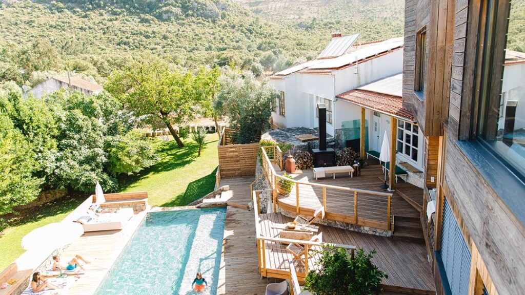 Piscina e deck em paisagem rural ensolarada