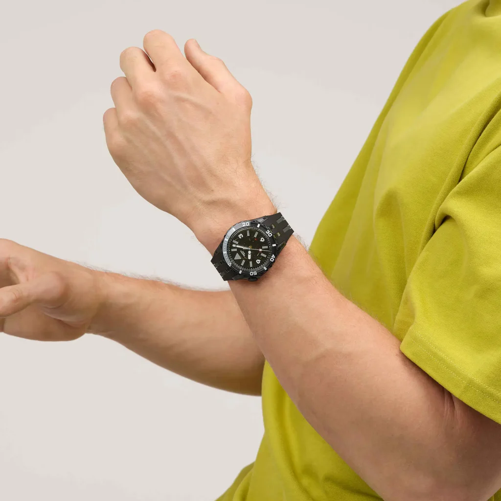 Homem com relógio de pulso preto e cinza.