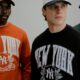 Três modelos masculinos vestem sweatshirts oversized e bonés 9FORTY da coleção de outono New Era com o logótipo New York Yankees em laranja, preto e verde