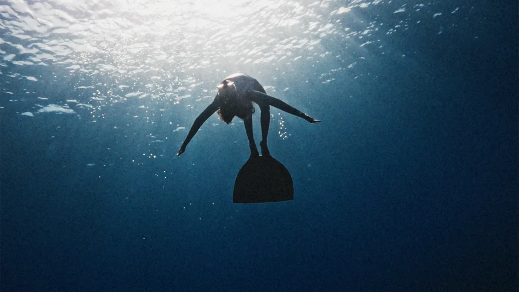 Homem a mergulhar em apneia nas águas profundas de Tenerife durante uma experiência subaquática para testar os limites do Gene Explorador.