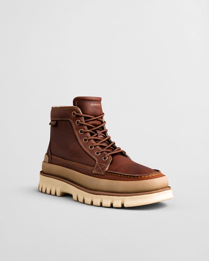 Bota castanha com atacadores e sola robusta