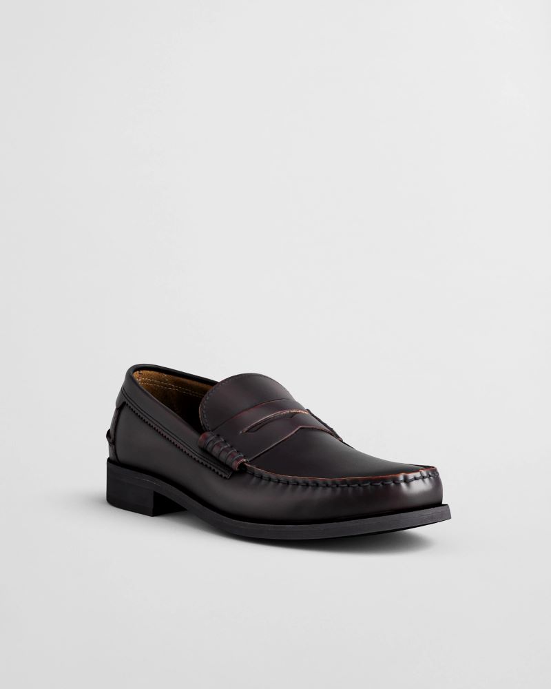 Sapato castanho clássico masculino em couro.
