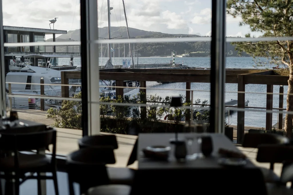 Vista de uma marina através da janela de um restaurante.