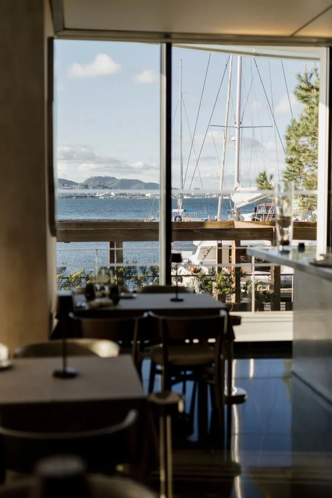 Vista interior de um restaurante para a marina.