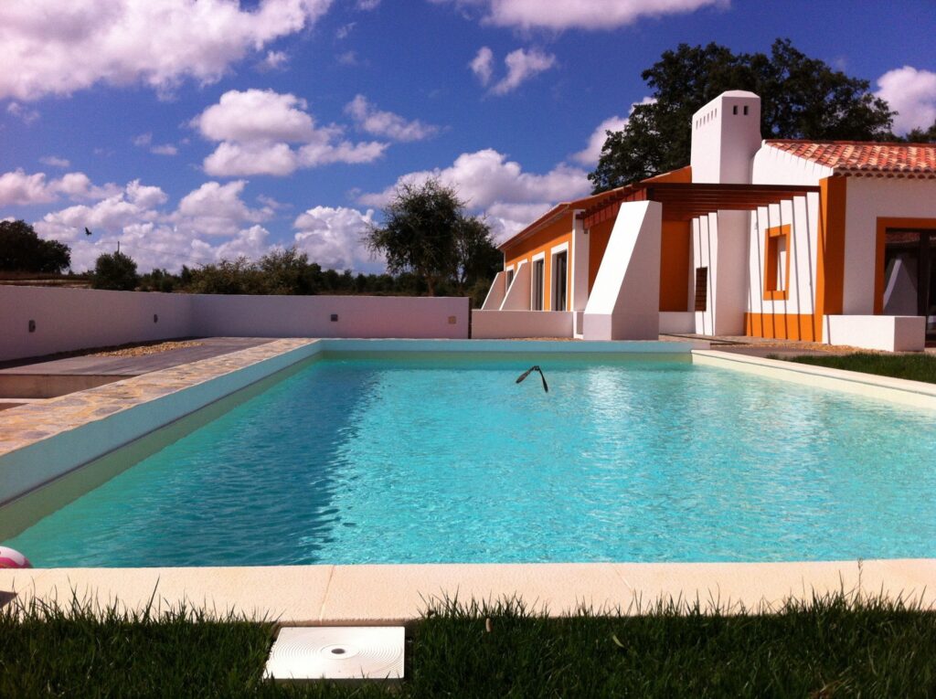 Piscina ao ar livre junto a casa moderna.
