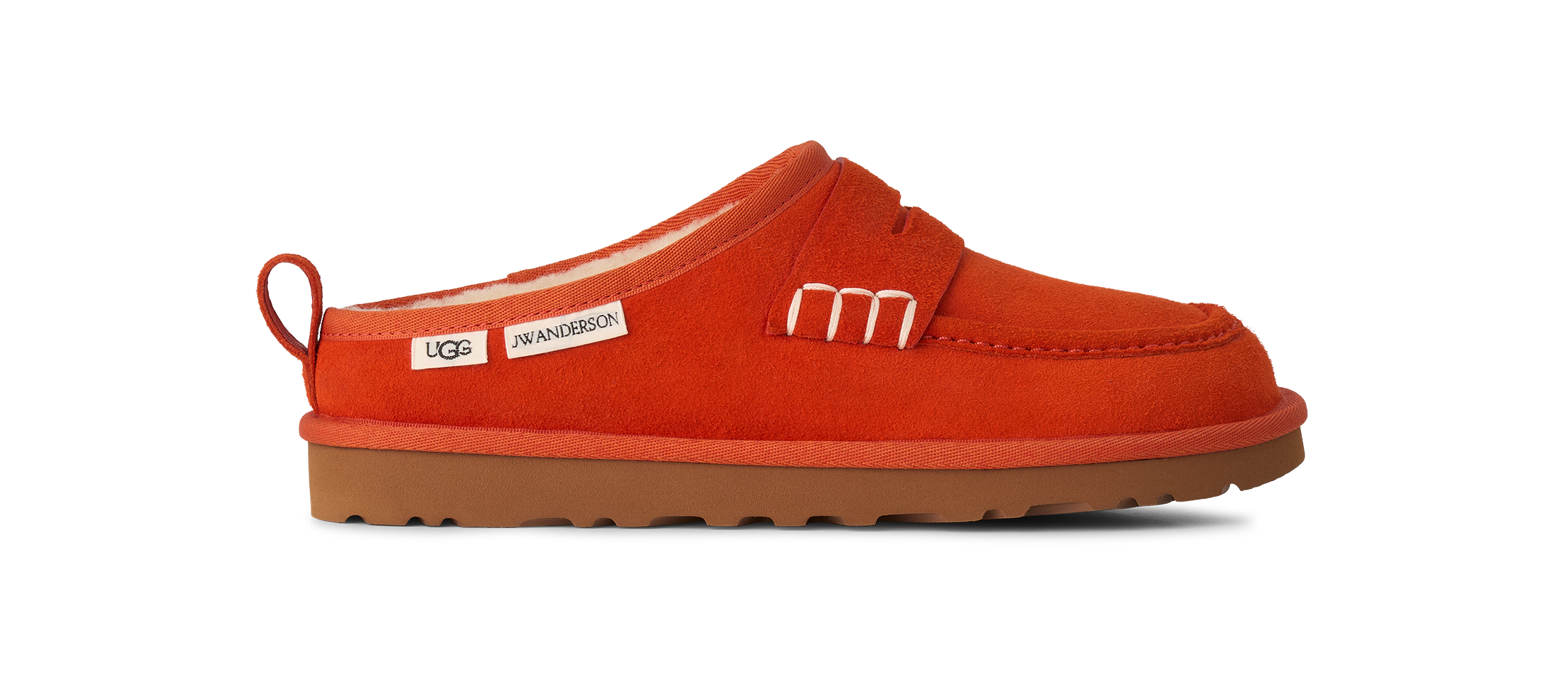 Sapato slip-on UGG JW Anderson Loafer em camurça laranja com sola de borracha e interior forrado