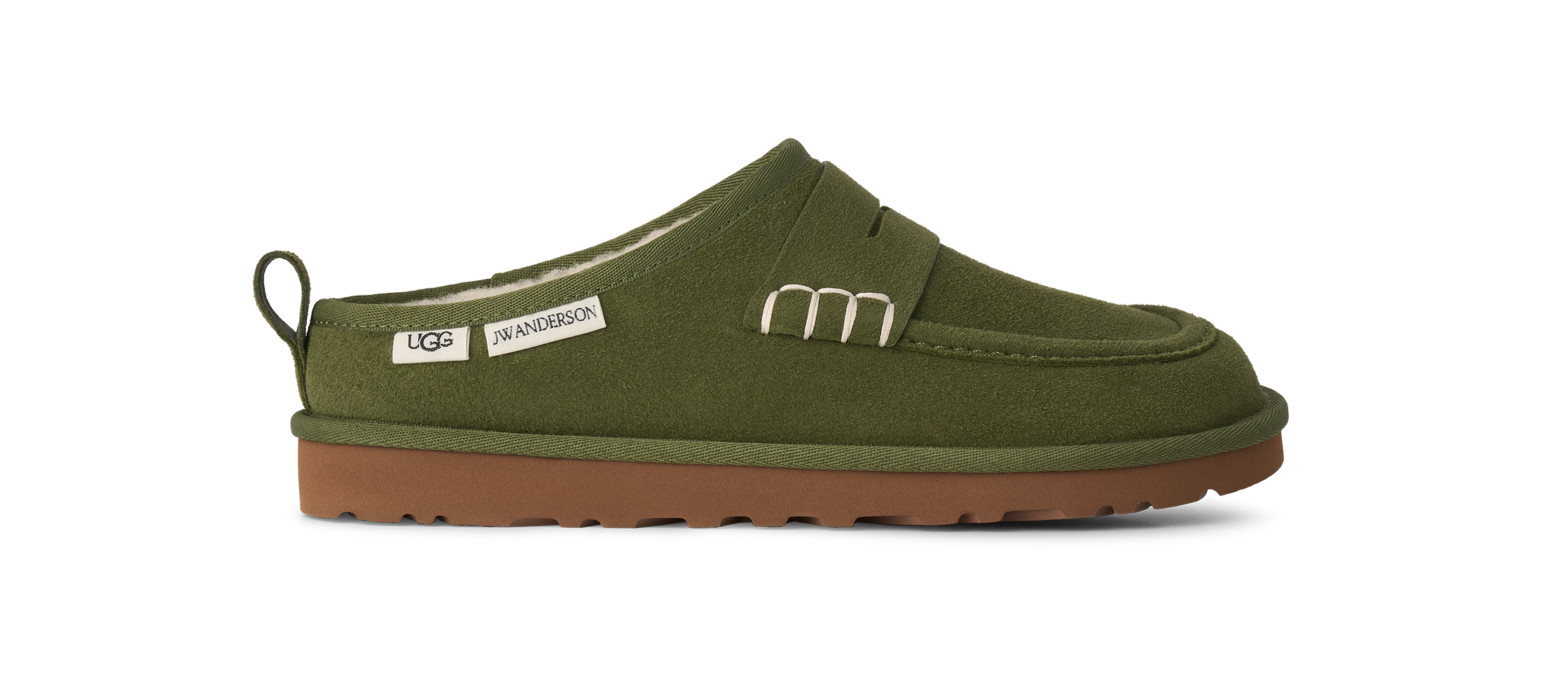 Sapato slip-on verde em camurça com sola de borracha castanha e etiquetas do UGG JW Anderson Loafer.