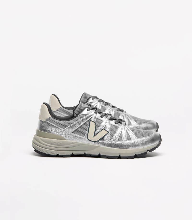 Sapatilhas cinzentas desportivas em fundo branco.