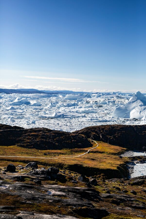 Foto de <a href="https://unsplash.com/pt-br/@visitgreenland?utm_content=creditCopyText&utm_medium=referral&utm_source=unsplash">Visit Greenland</a> na <a href="https://unsplash.com/pt-br/fotografias/montanha-marrom-e-preta-sob-o-ceu-azul-durante-o-dia-0SD4eA05aiQ?utm_content=creditCopyText&utm_medium=referral&utm_source=unsplash">Unsplash</a>