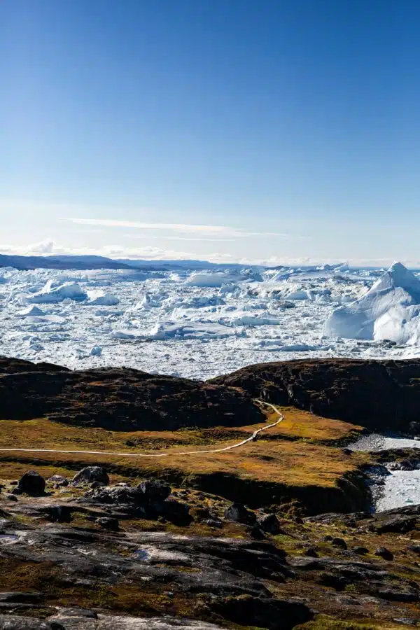 Foto de <a href="https://unsplash.com/pt-br/@visitgreenland?utm_content=creditCopyText&utm_medium=referral&utm_source=unsplash">Visit Greenland</a> na <a href="https://unsplash.com/pt-br/fotografias/montanha-marrom-e-preta-sob-o-ceu-azul-durante-o-dia-0SD4eA05aiQ?utm_content=creditCopyText&utm_medium=referral&utm_source=unsplash">Unsplash</a>