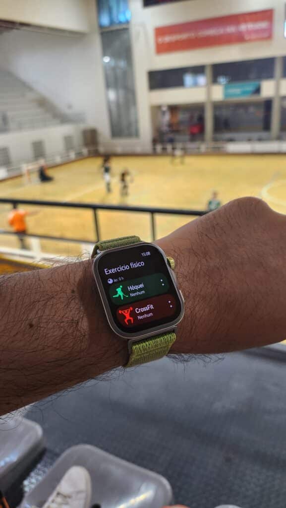 Relógio inteligente em pavilhão desportivo durante hóquei.