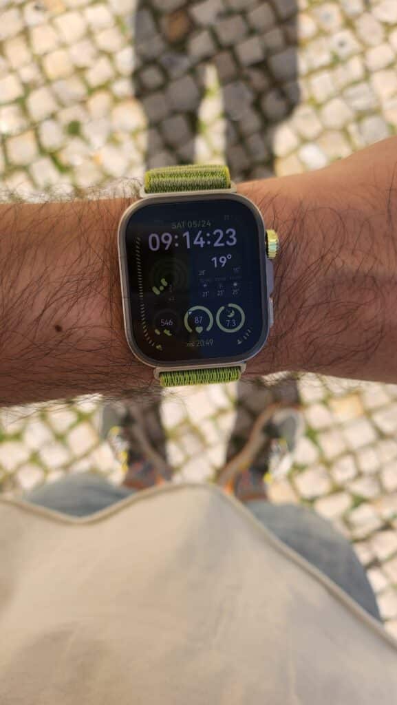 Relógio inteligente no pulso mostrando hora e temperatura.