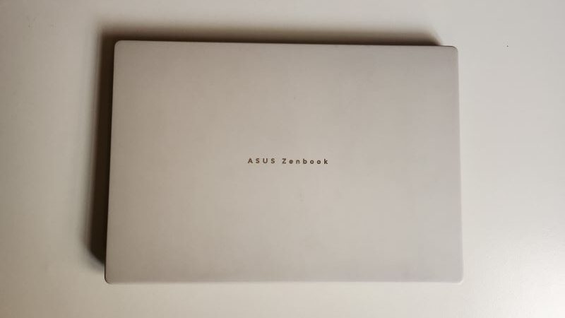Tampa de portátil ASUS Zenbook cinza fechada.
