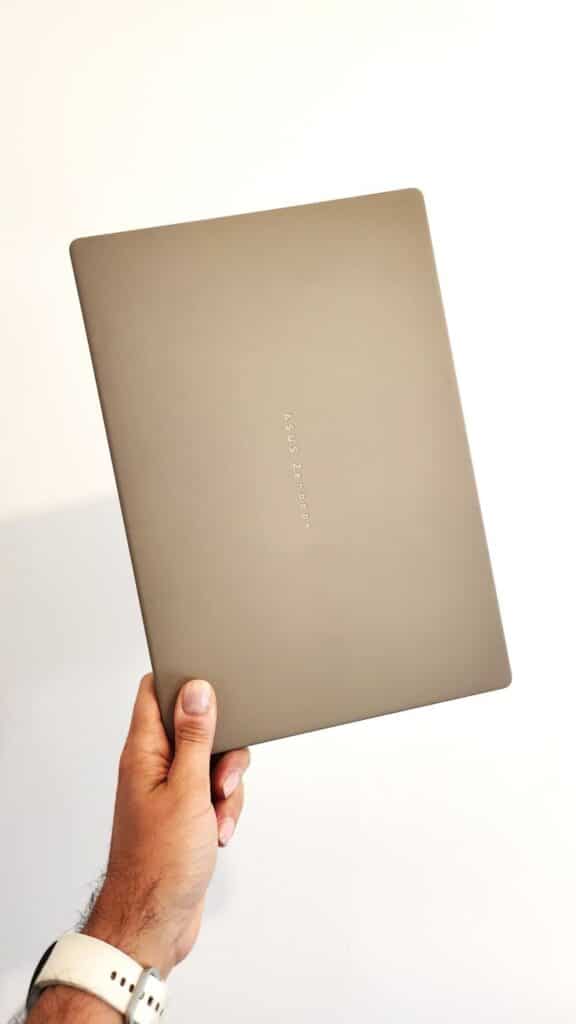 Pessoa segurando um portátil Asus Zenbook