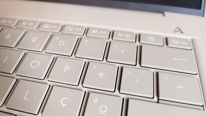 Teclado de portátil com teclas brancas.