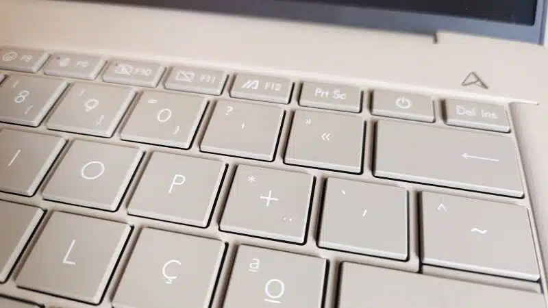 Teclado de portátil com teclas brancas.
