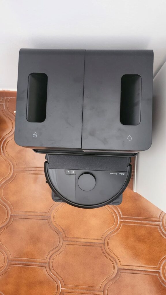 Aspirador robô numa base de carregamento.