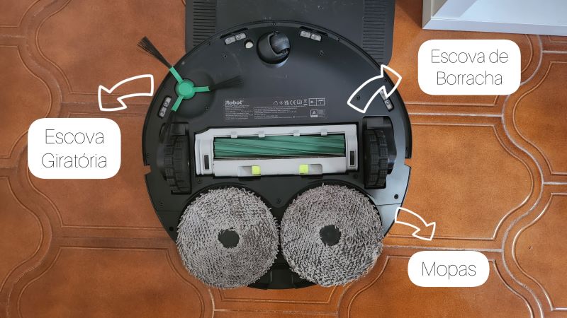 Parte inferior de robô aspirador, destaque para escovas e mopas.