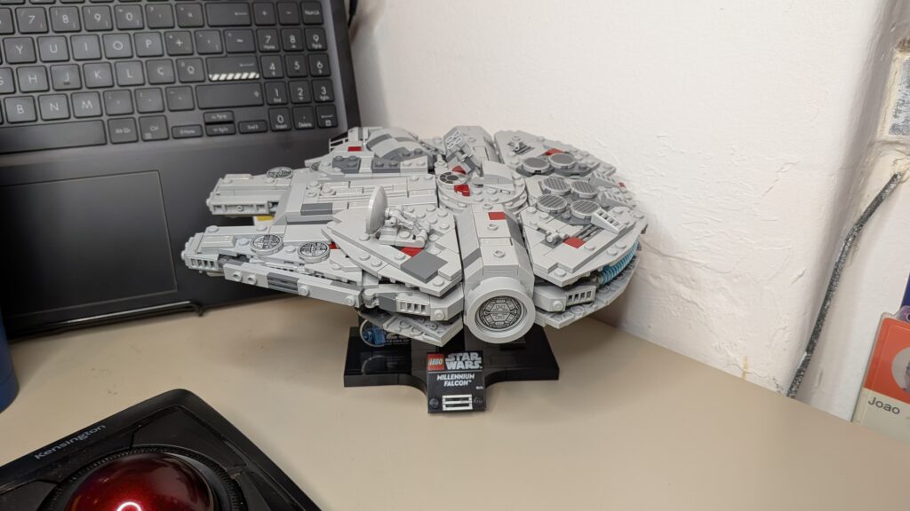 Modelo LEGO da nave Millenium Falcon na secretária