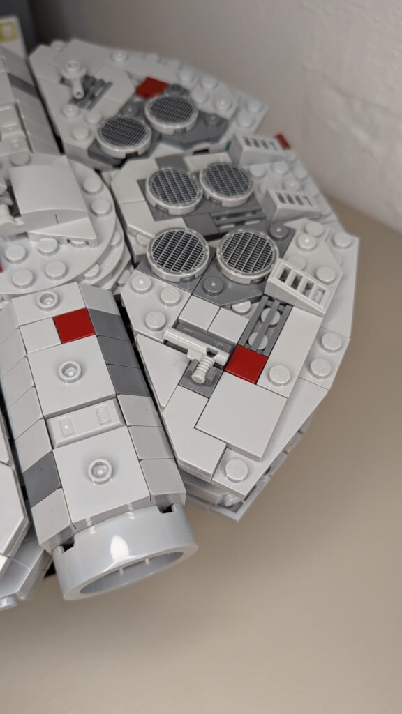 Modelo LEGO de nave espacial detalhado