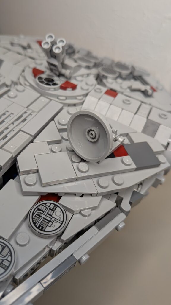 Navio espacial LEGO detalhado com peças vermelhas e cinza.