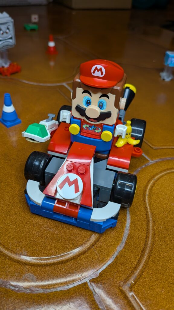 Boneco LEGO de personagem em kart colorido.