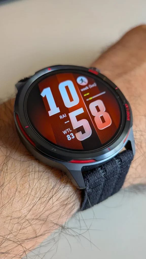 Relógio desportivo no pulso, a mostrar estatísticas.