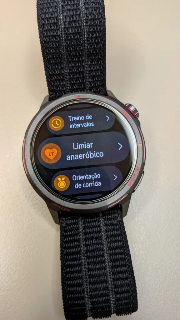 Relógio desportivo com opções de treino.