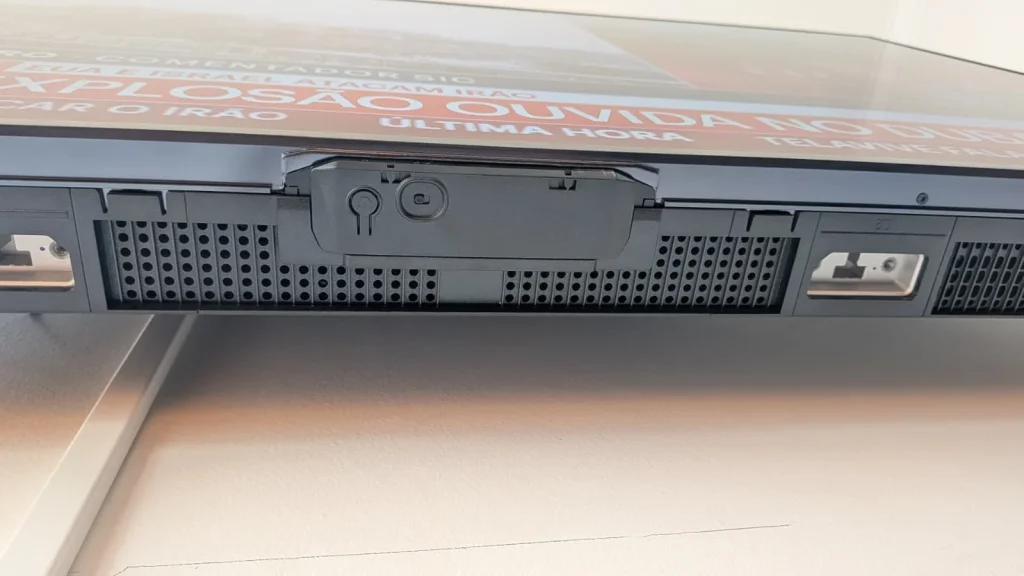 Parte traseira de um monitor ou televisor.