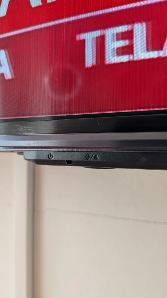 Televisão e botões de controlo.